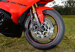 BikeReview Daytona675 2013 Det 3