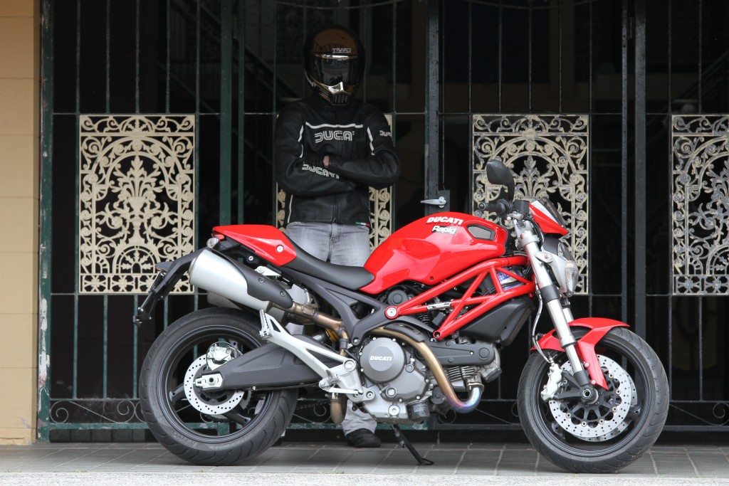 BikeReview Ducati659_v_YamahaFZ6R 2013 7