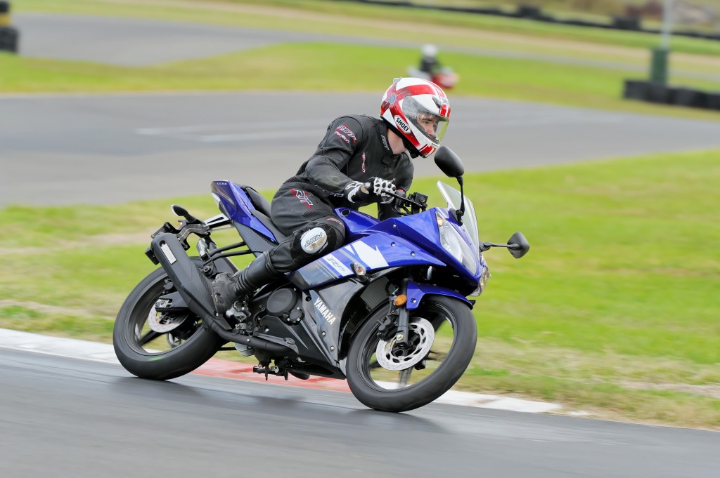 BikeReview Yamaha YZF-R15 2013 Act 1