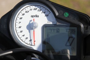2015 Aprilia Tuono V4 1100 Bike Review (7)