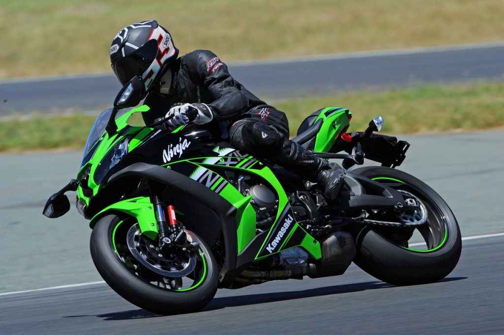 2016-Kawasaki-ZX-10R-Action-Bike-Review-(1)