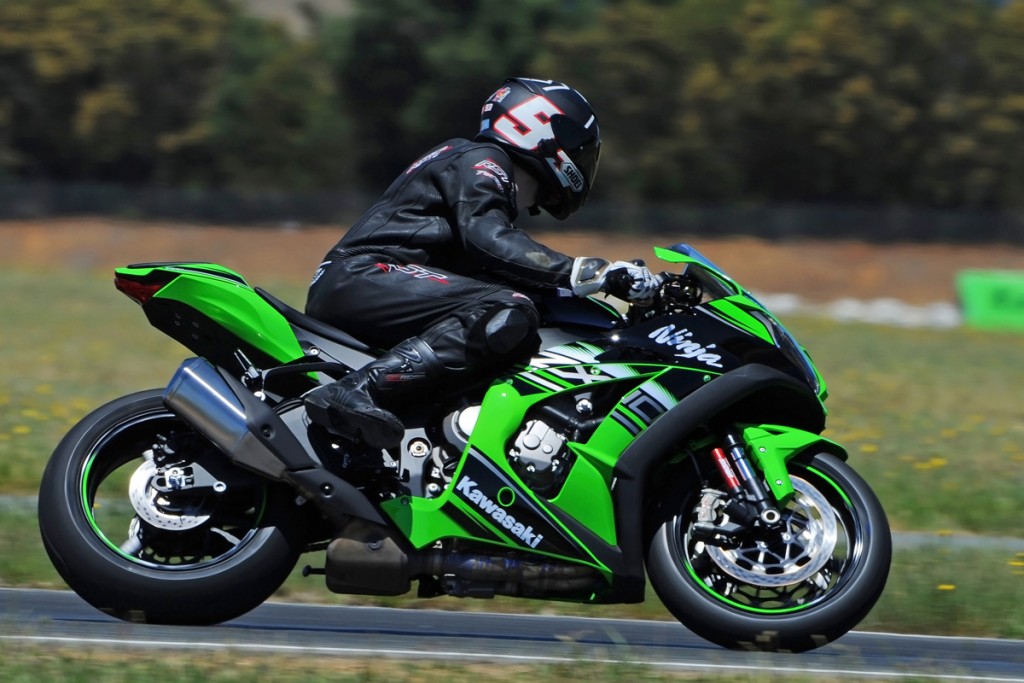 2016-Kawasaki-ZX-10R-Action-Bike-Review-(2)