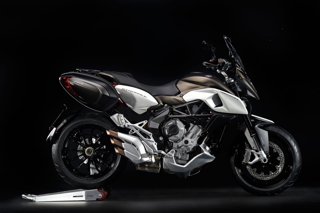 MV Agusta Stradale 800 BikeReview (2)