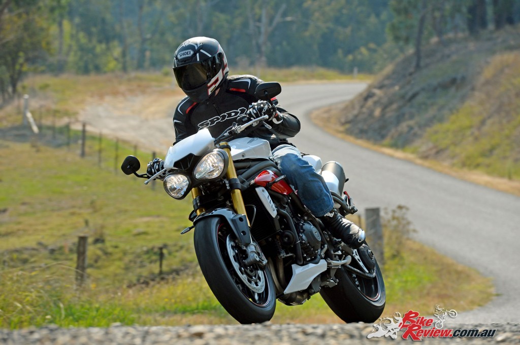 Bike Review 2016 Triumph Speed Triple Actions (4) copy