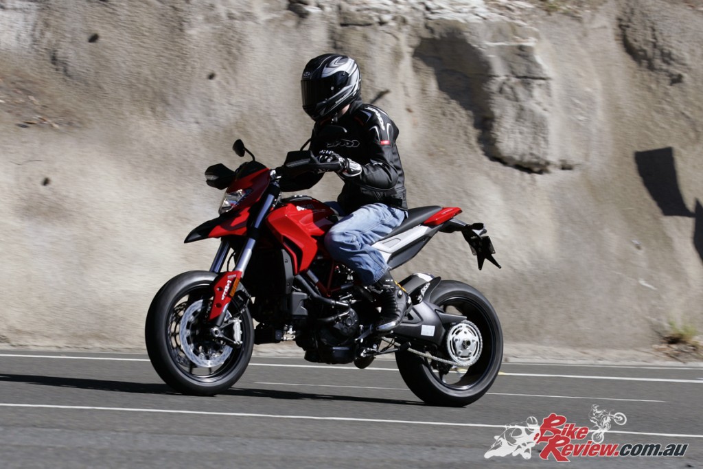 2016 Ducati Hypermotard 939 - Bike Review (7)