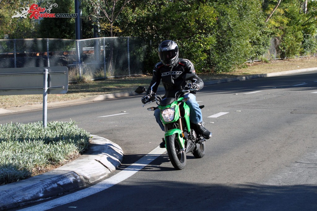 2016 Kawasaki Z125 Pro Bike Review Actions (1)