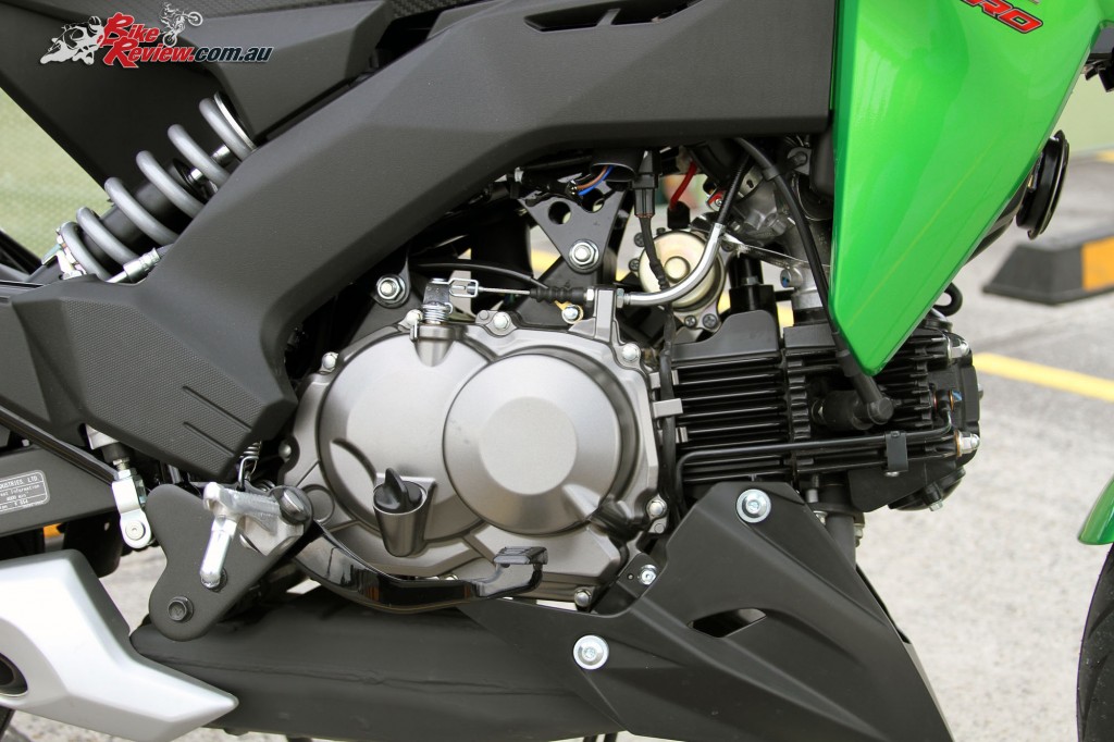 2016 Kawasaki Z125 Pro Bike Review Det (3)