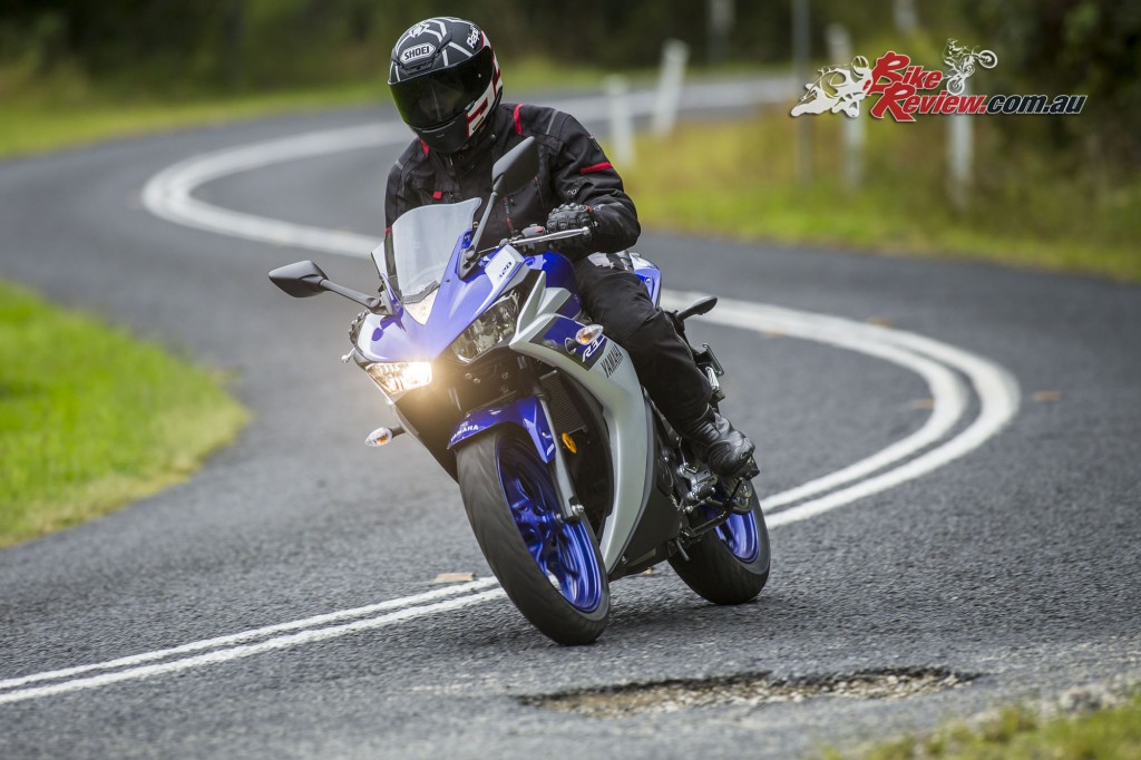 2016 Yamaha YZF-R3 Bike Review Actions (1)