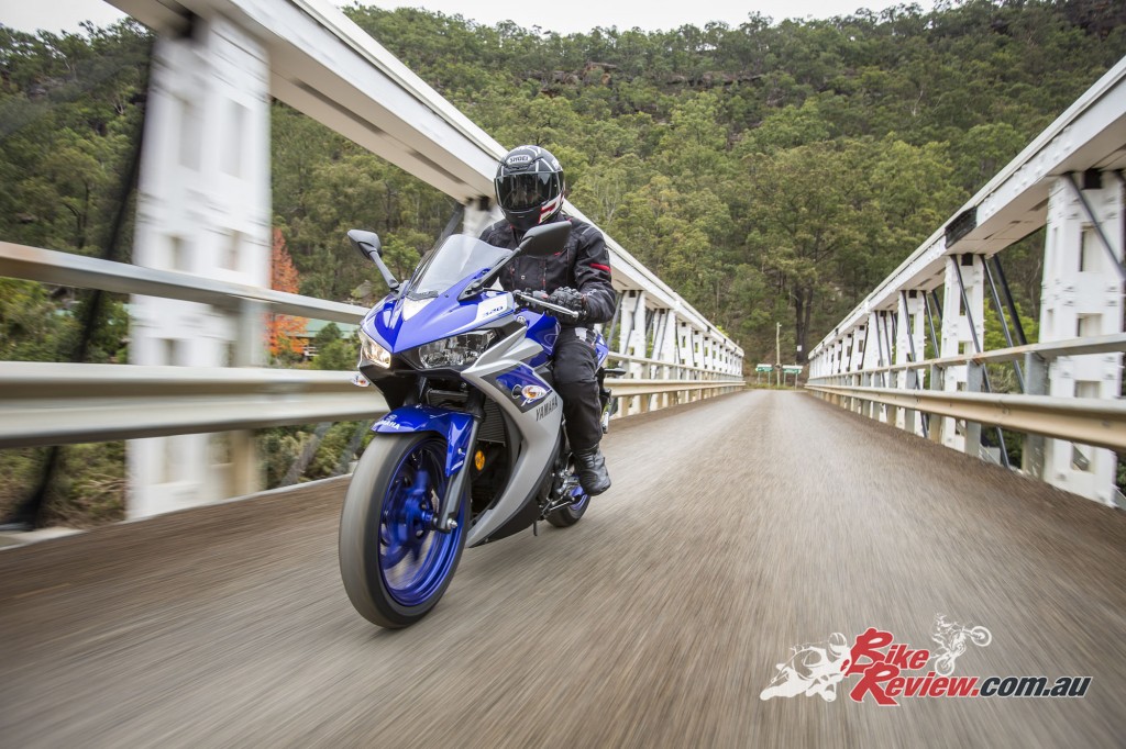 2016 Yamaha YZF-R3 Bike Review Actions (2)