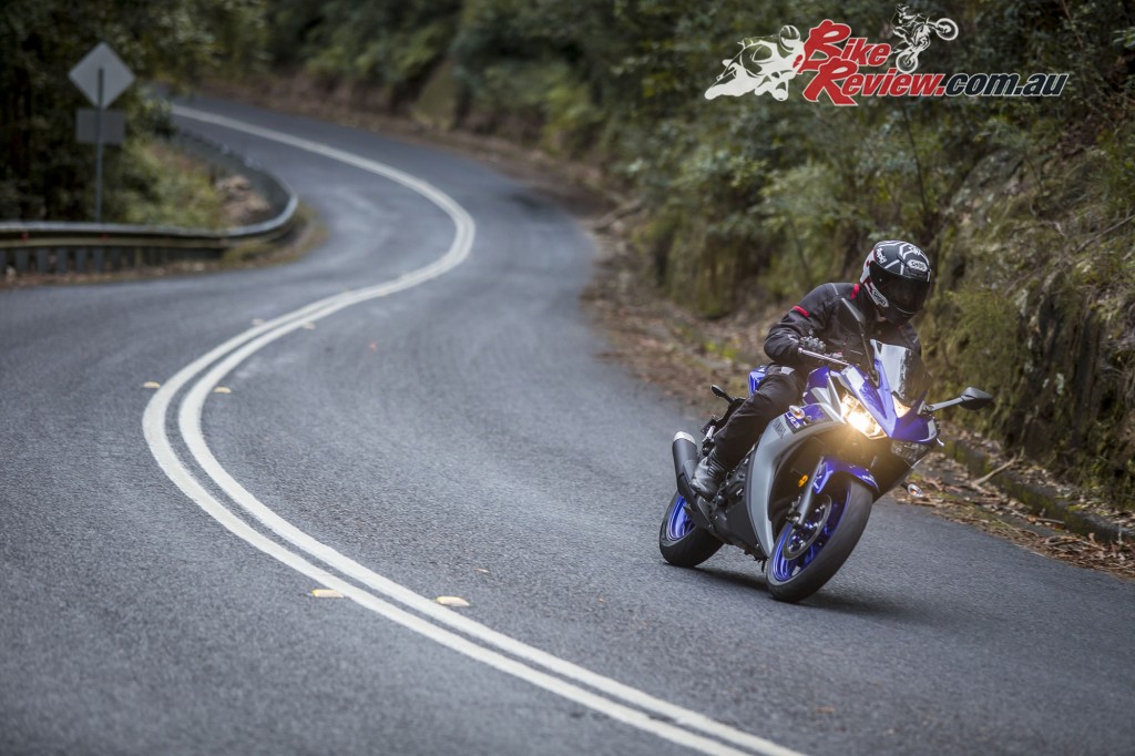 2016 Yamaha YZF-R3 Bike Review Actions (3)