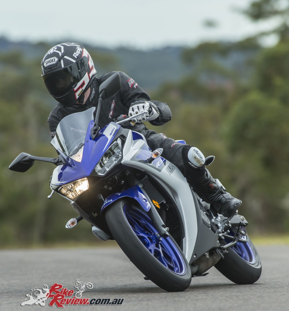 2016 Yamaha YZF-R3 Bike Review Actions (5)