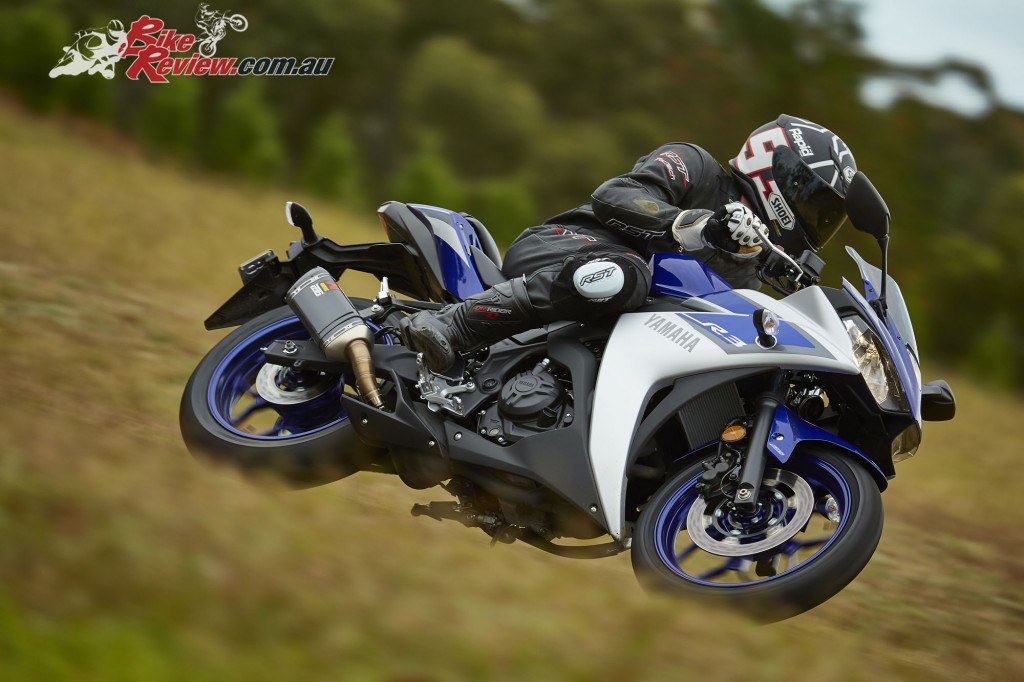 2016 Yamaha YZF-R3 Bike Review Actions (8)