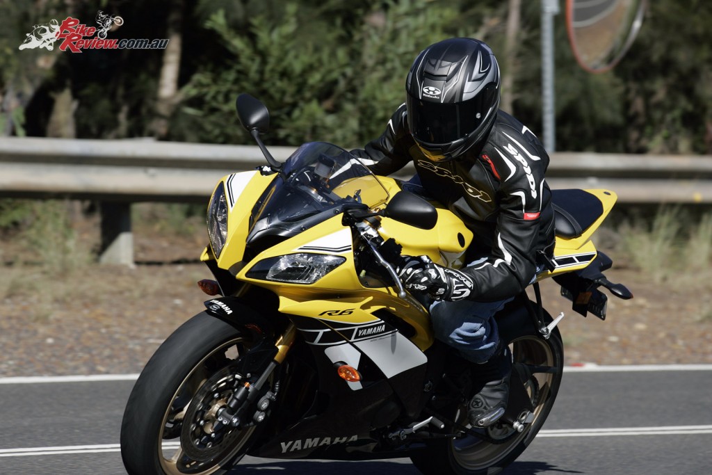 Bike Review 2016 Yamaha YZF-R6 SE 60th Actions (4)