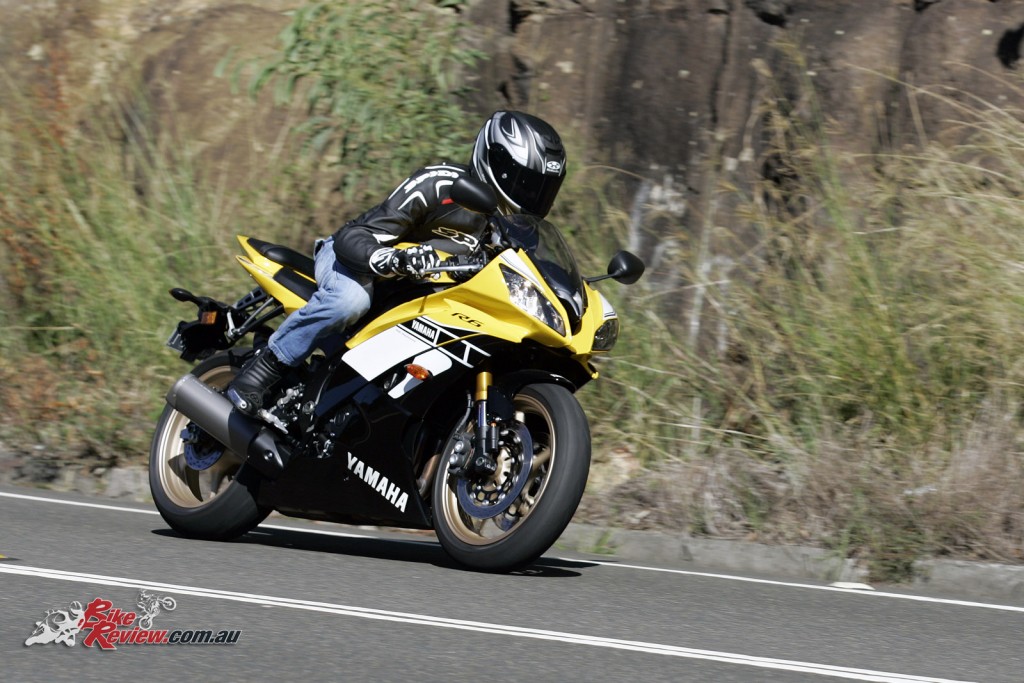 Bike Review 2016 Yamaha YZF-R6 SE 60th Actions (7)