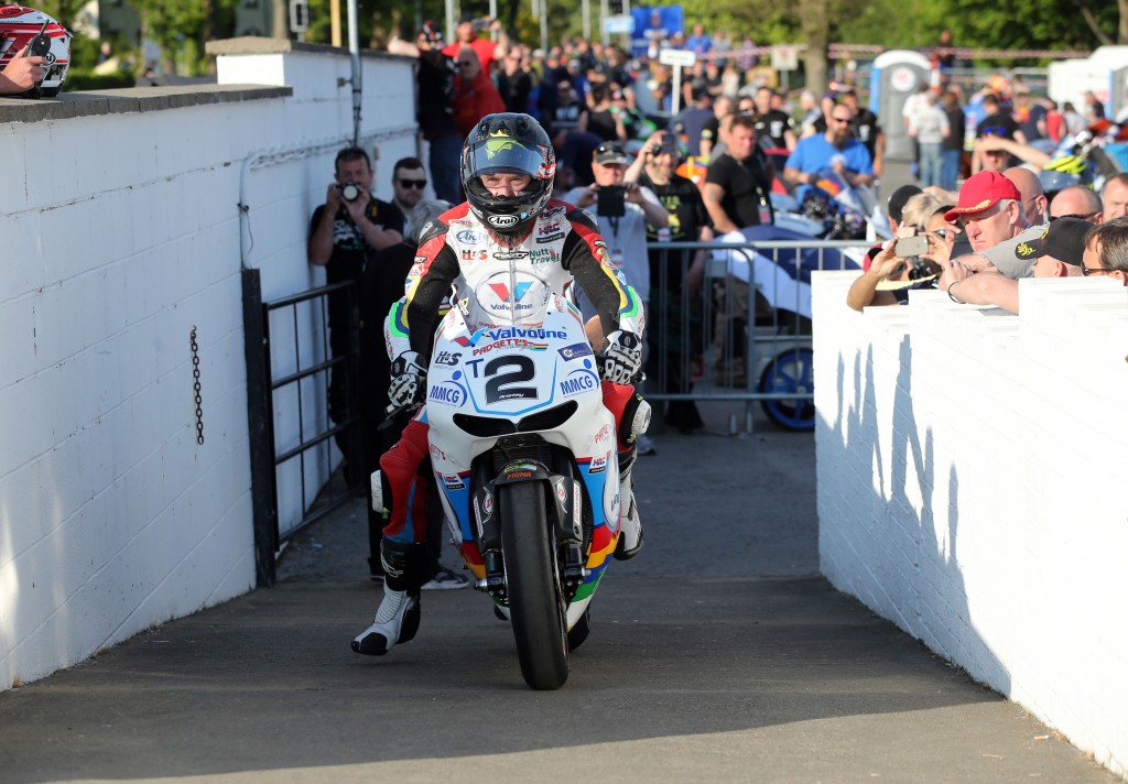 Bruce Anstey about to hit the TT Mountain Course on the Honda RC213V for the first time