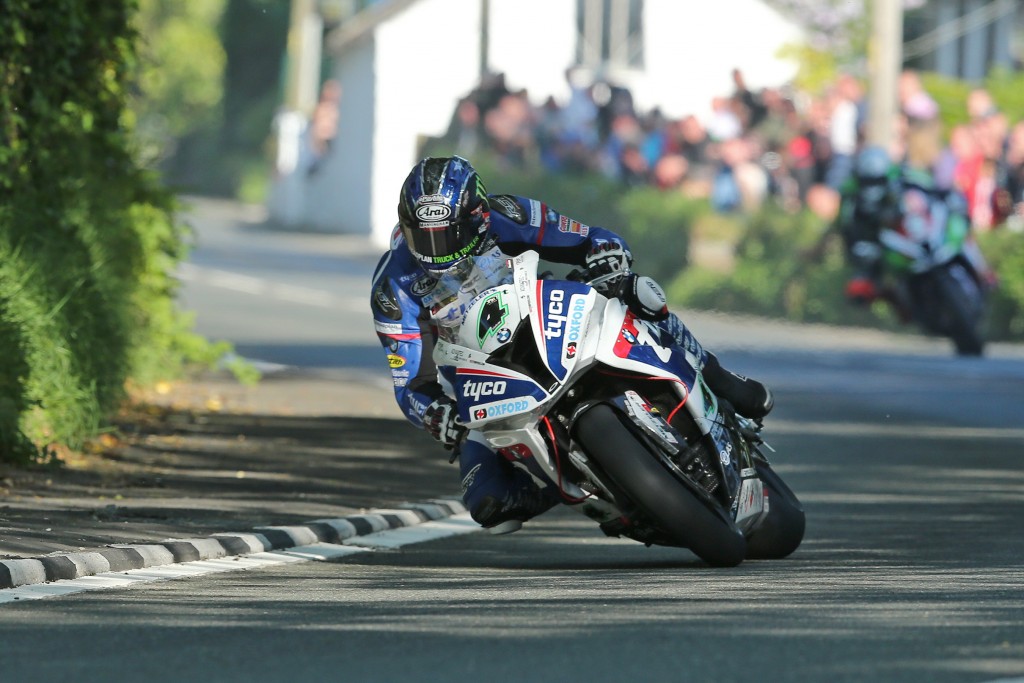Ian Hutchinson was fastest on the night with an average lap speed of 129.964mph on the Tyco BMW Superbike