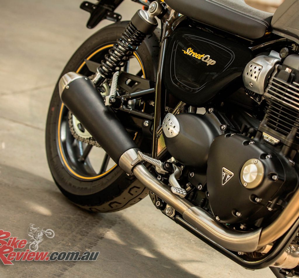 2017 Triumph Street Cup, twin upswept silencers