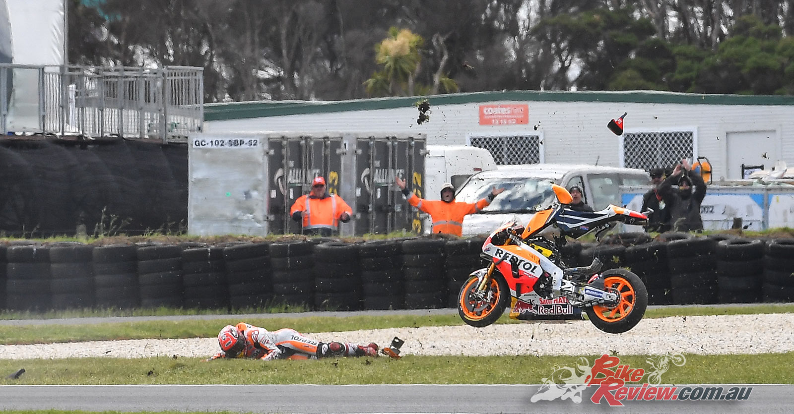 Marc Marquez crashes from lead, Phillip Island MotoGP 2016