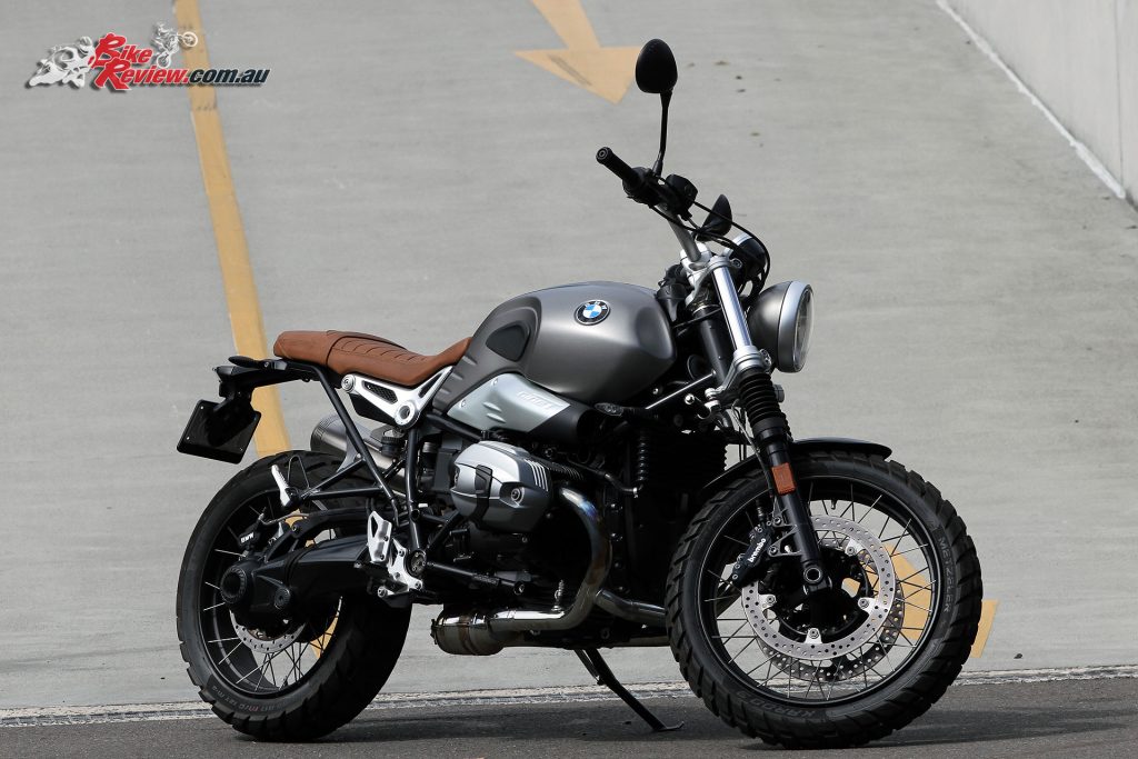 The R nineT Scrambler has a more raked out front geometry and off road tyres fitted (optional). 