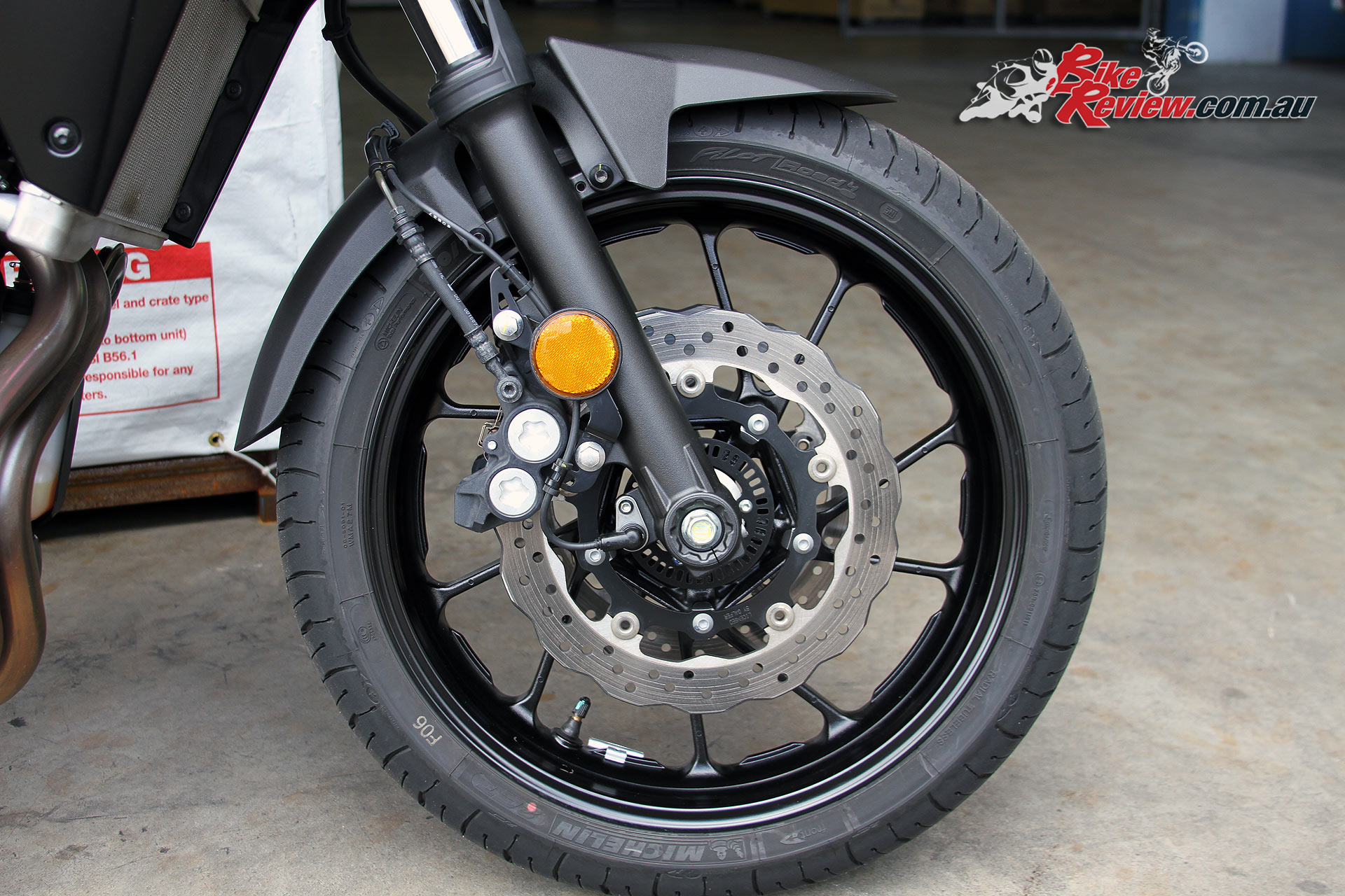 Dual front discs with four-piston calipers are backed up by ABS on the MT-07 Tracer.