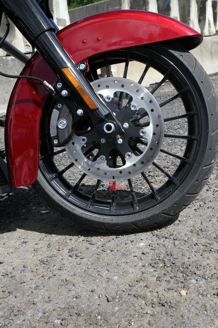 Dual 320mm rotors adorn the Road King with four-piston calipers featuring 32mm pistons