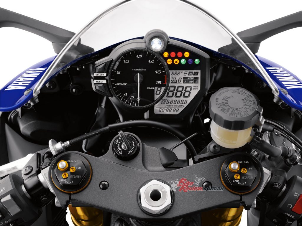 A completely new dash layout for the 2017 YZF-R6 includes analogue tacho, digital speedo and a multi-function display that is easy to read.