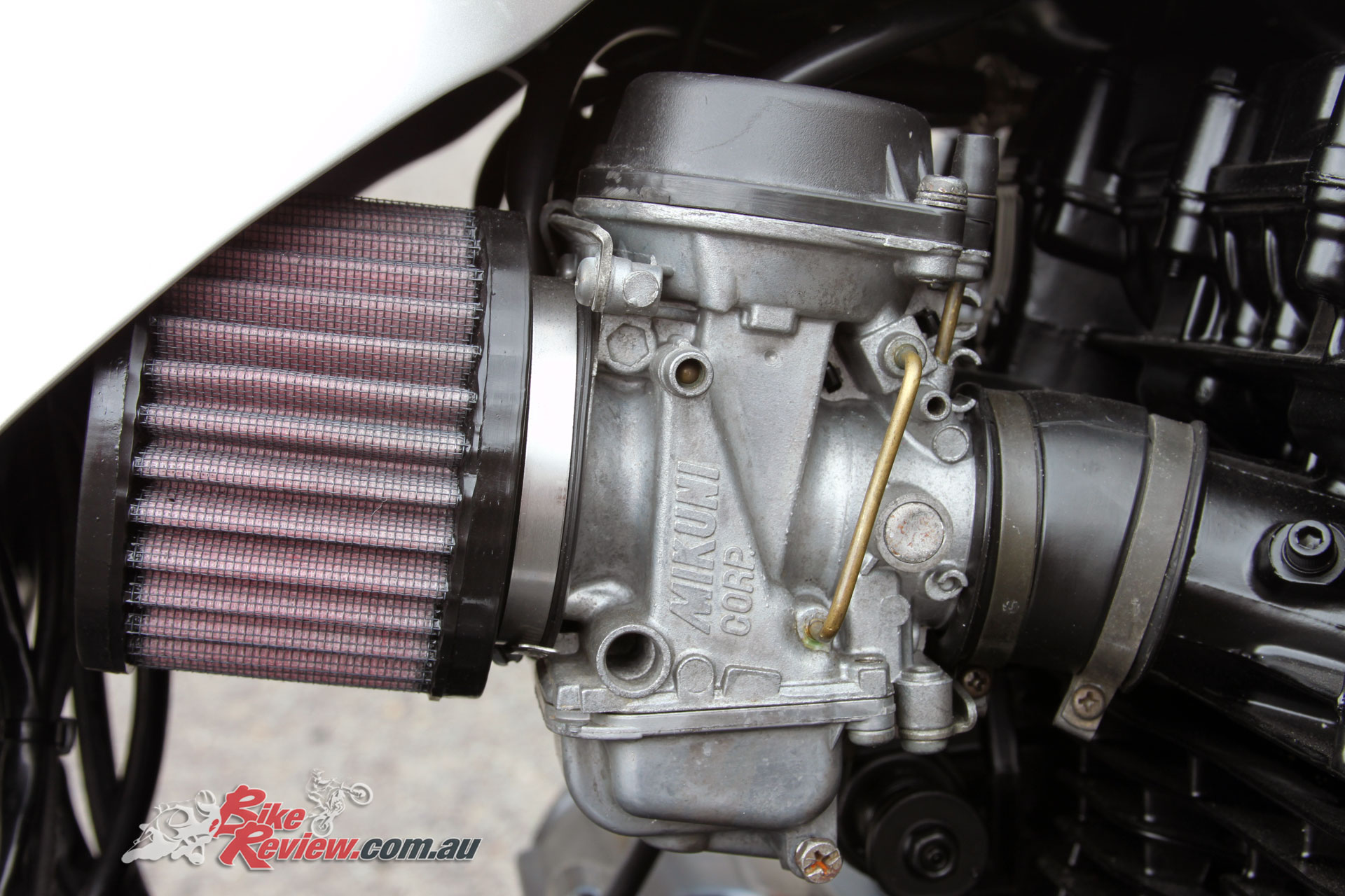 Engine mods include Mikuni CV 36mm carbies, Yoshimura camshafts, K&N pod filters, and a heavy duty clutch