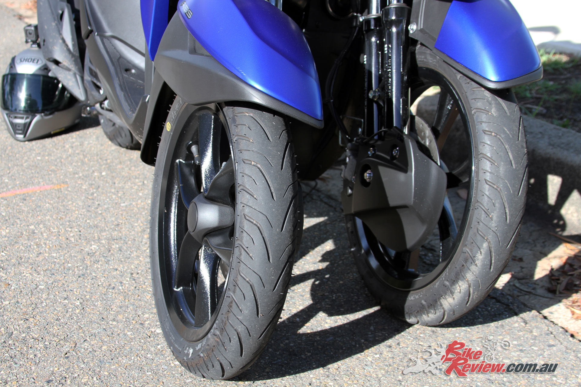 Dual front wheels are supported by dual forks on each side, with sporty 14in six-spoke wheels and a disc brake assembly on each