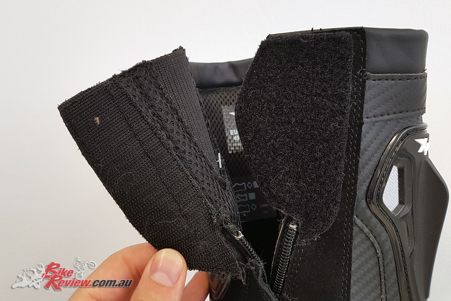 Easy velcro closures with a zip ensure a good secure fit, without sacrificing comfort
