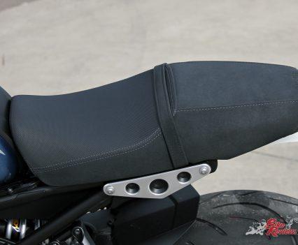 2016 Yamaha XSR900, single-piece two-person seat