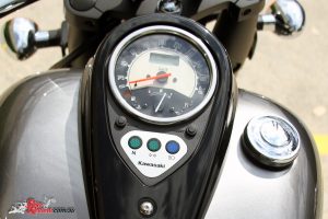 2017 Kawasaki Vulcan 900 Classic - tank mounted dash, with analogue speedo and basic idiot lights