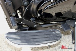 2017 Kawasaki Vulcan 900 Classic - floorboards and forward controls