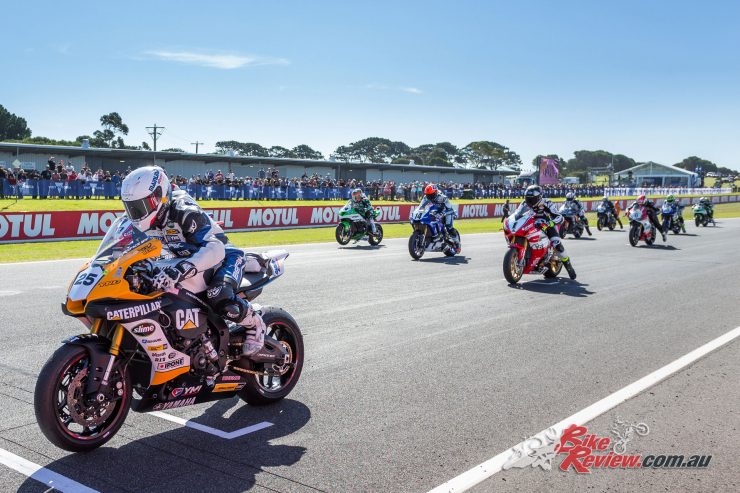 Superbike start at the Phillip Island Championship with Daniel Falzon in the lead