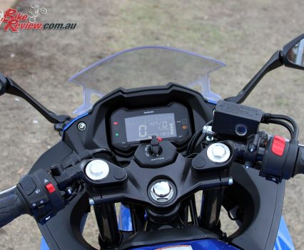 The GSX250R offers an LCD display with gear indicator and clearly visible indicator lights, while vision through the mirrors is good if not amazing