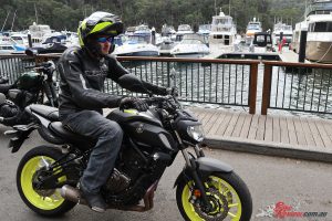 The Shoei Neotec II helmet in Excursion TC-3 suit's the new Yamaha MT-07 colour scheme perfectly!