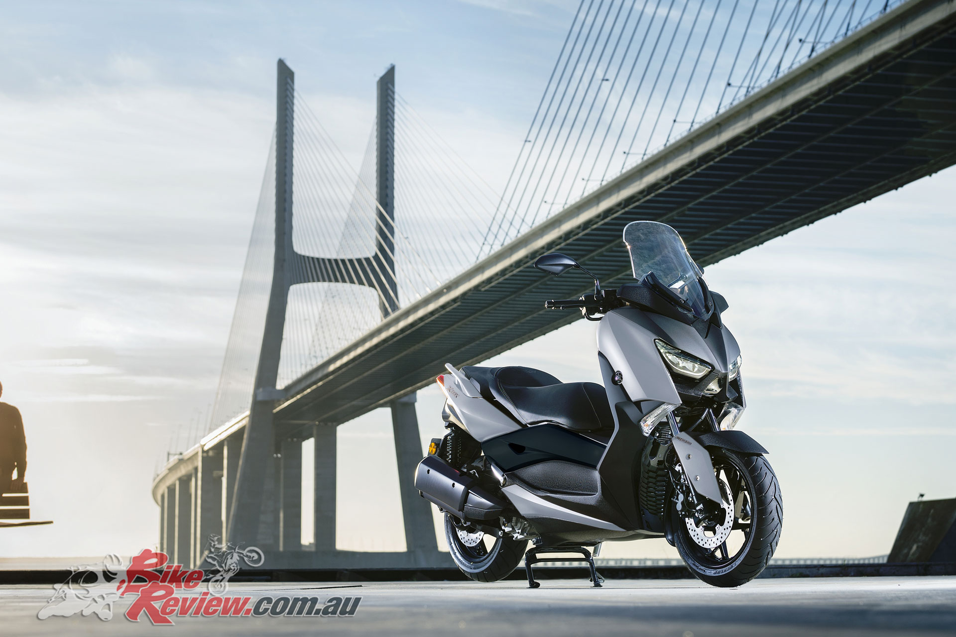 The Yamaha XMAX 300 offers a high spec mid-capacity scooter option with the versatility to commute and handle weekend tours