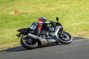 The 2020 Yamaha YZF-R1 and R1M have been revised to meet Euro5 without losing any of their performance.