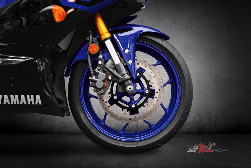 The 298mm floating-mount front disc brake ensures excellent stopping power, supported by a 220mm rear disc.