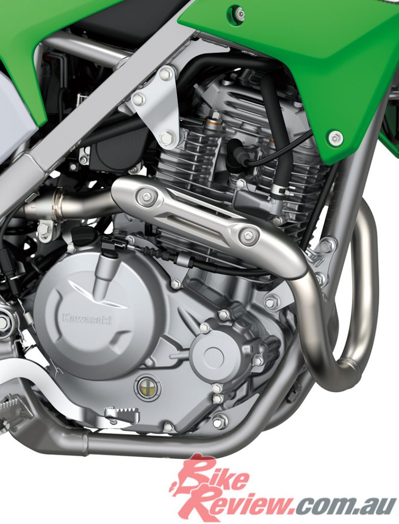 The KLX230 features an all-new engine. A bore and stroke of 67.0 x 66.0 mm yield a displacement of 233cc.