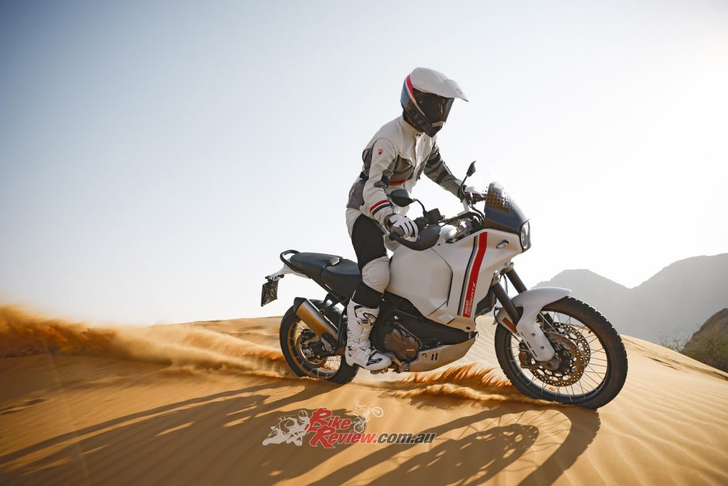The design of the DesertX represents a contemporary interpretation of the lines of the Enduro motorcycles of the ‘80s.