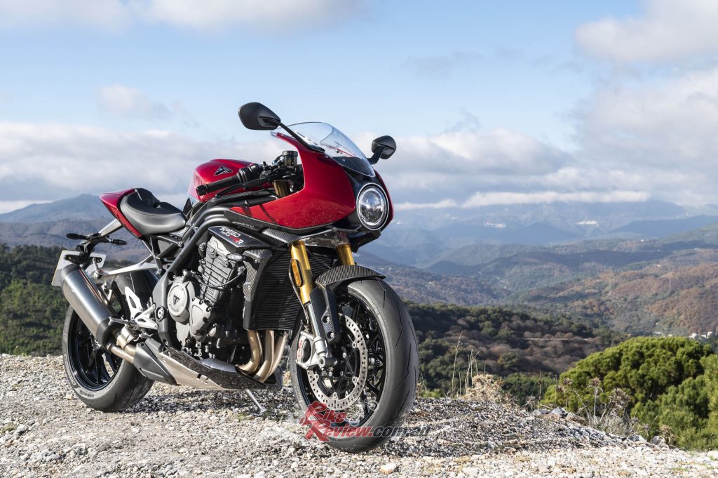 An avant garde design makes the Speed Triple 1200 RR reminiscent of 60s racers with their bubble fairing!