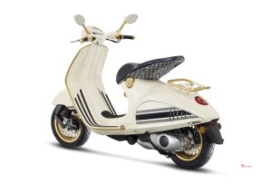 The bold solution of the suspended seat, which leaves the back of the Vespa 946 completely naked, is enhanced by the saddle support covered with the iconic Dior Oblique pattern, designed by Marc Bohan in 1967.