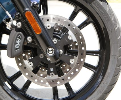 Non-adjustable forks, 19in alloy wheel.
