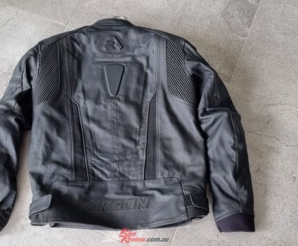 Not only will the Descent Stealth Jacket keep you safe on the road, it'll keep you looking fresh off the bike too.