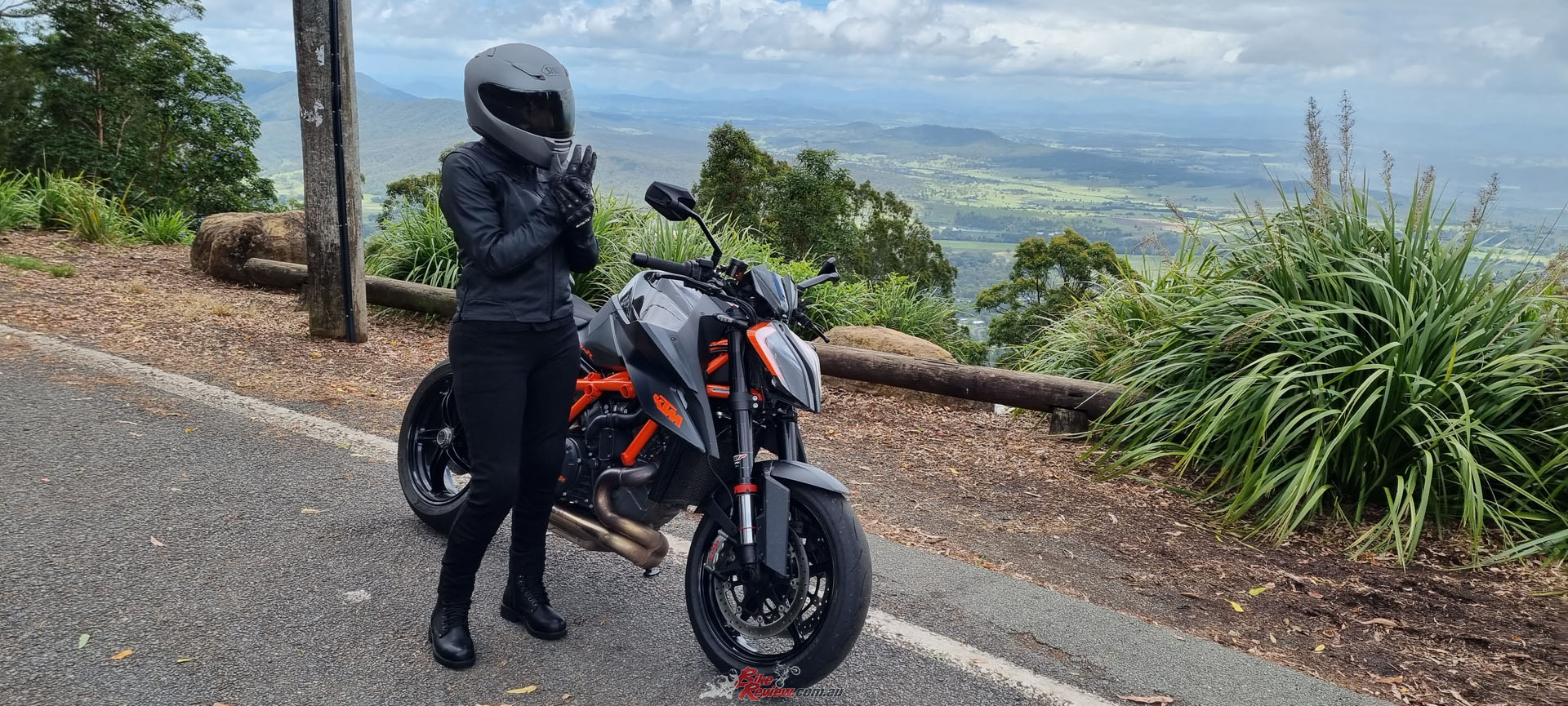 After Simon got some new gear to keep him safe and comfortable on the road, it was time for Justine to look for a new jacket. She landed on the ladies Argon Abyss jacket!