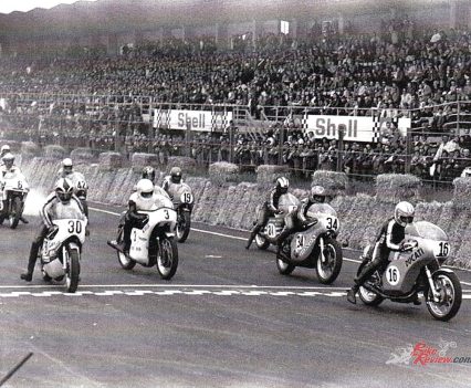 The 1972 Imola 200 start showing Agostini and Spaggiari, both locals, taking off way before the rest of the field!