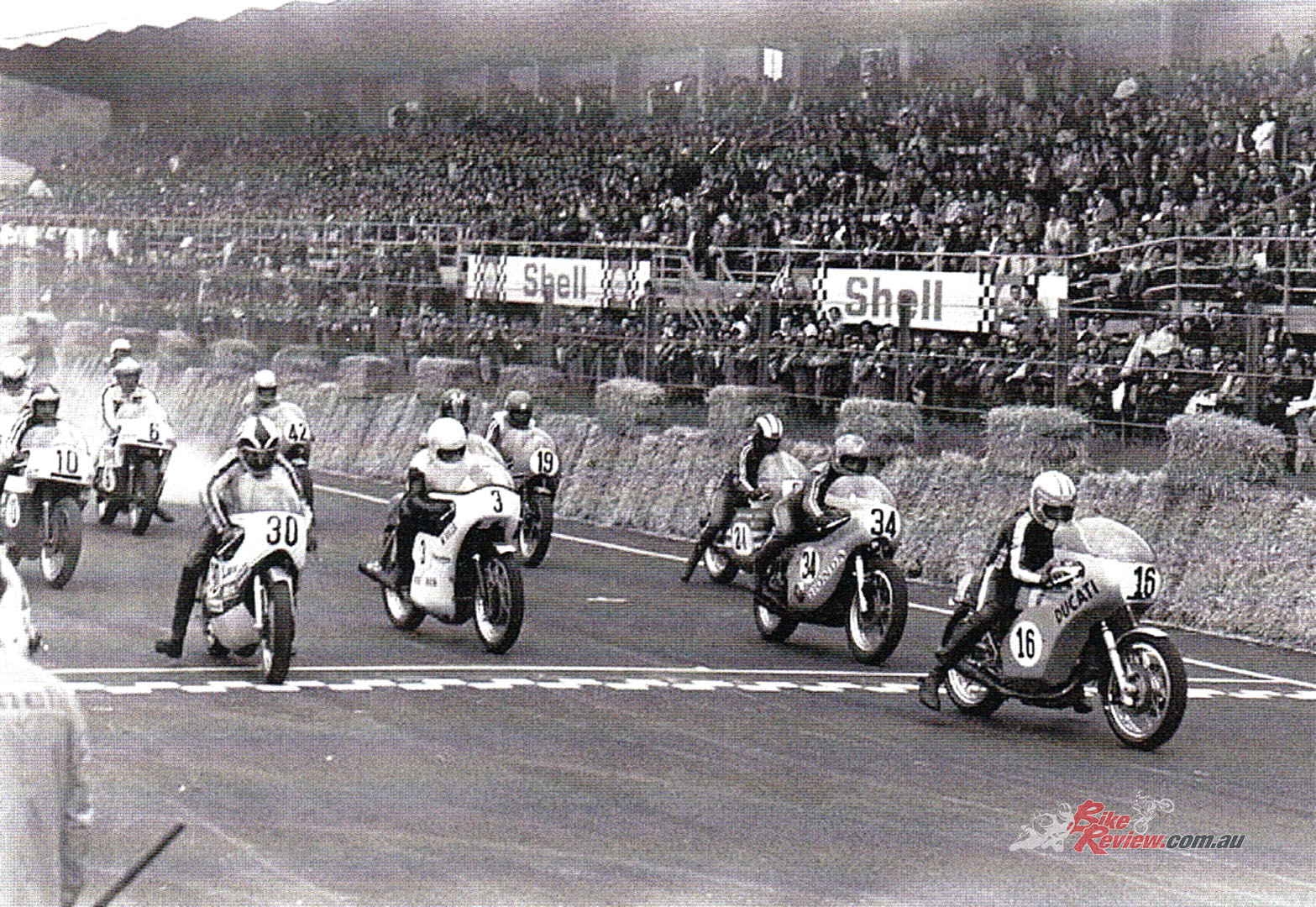 The 1972 Imola 200 start. Agostini and Spaggiari, both locals, had already taken off way before the rest of the field!