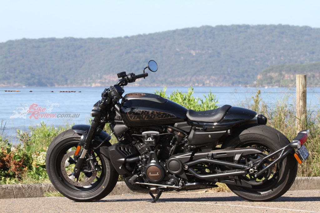 The 34º steering angle, low slung weight and wide handlebars mean that the Sportster S steers quickly and accurately, despite the wide front tyre.