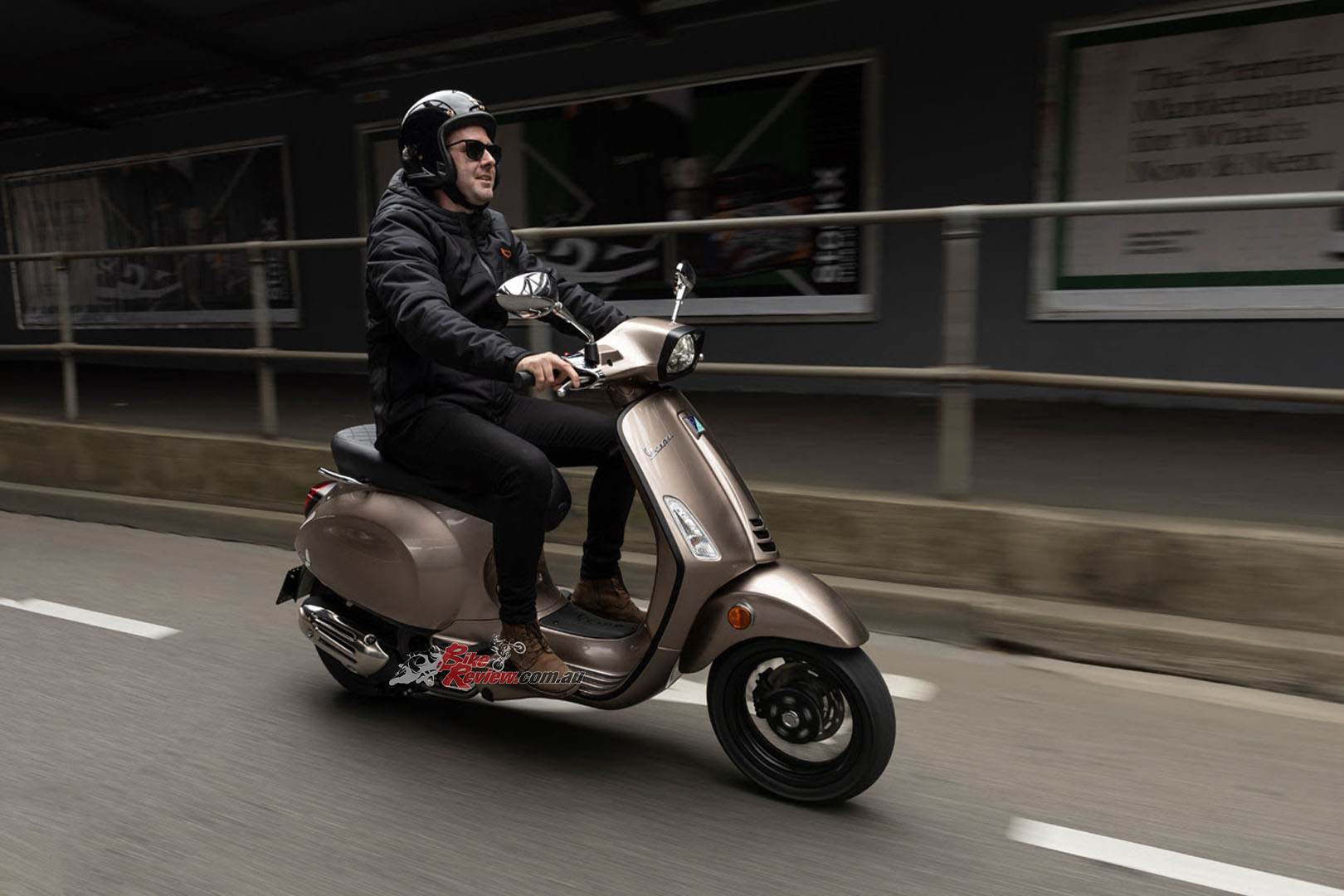Vespa have updated their Sprint S model for 2022. Now with and eye-catching, yet subtle, Bronzo Antico steel body and a TFT display.