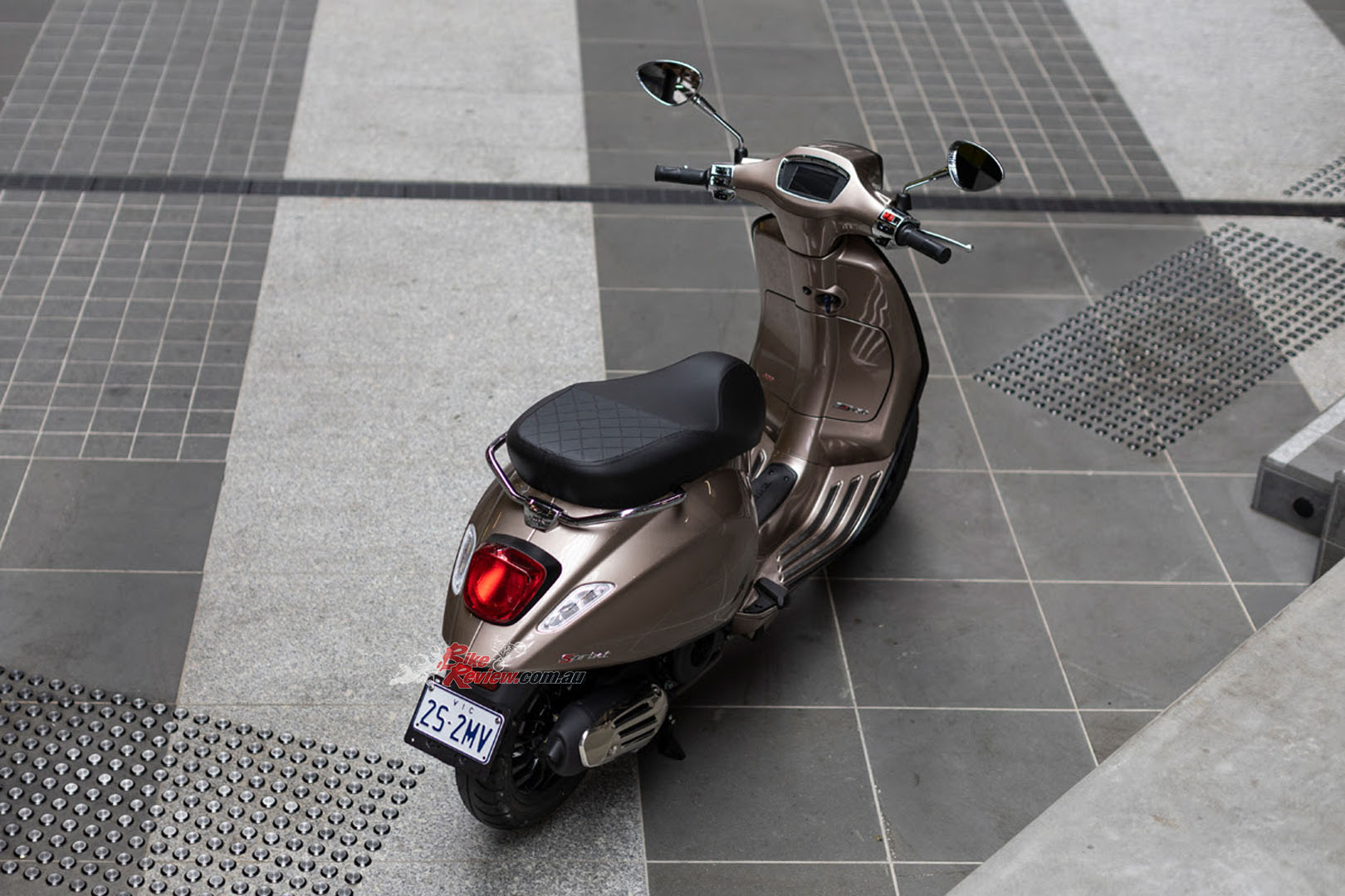 Vespa Sprint S is powered by modern single-cylinder four-stroke 150cc iGet engine, air-cooled and equipped with electronic injection and three-valve distribution.